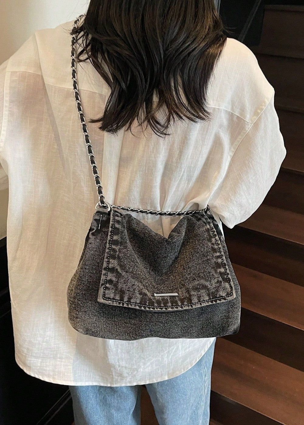 Zijaanzicht: urban denim dames schoudertas, stijlvol met metallic ketting hengsel.