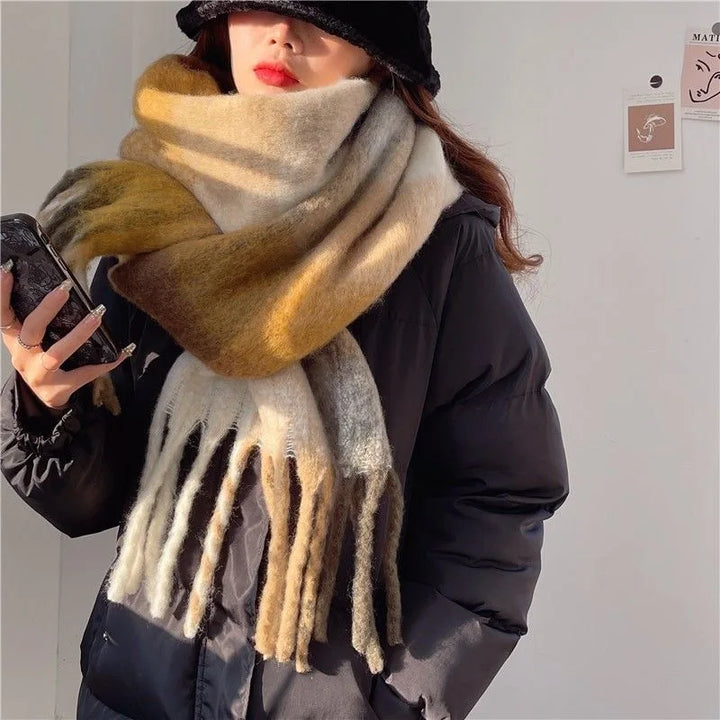 Gekleurde warme cashmere sjaal, een zacht en elegant accessoire voor dames.