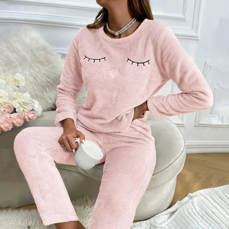 Gezellige grijze dames pyjamaset van polyester, perfect voor winterse warmte en comfort thuis.