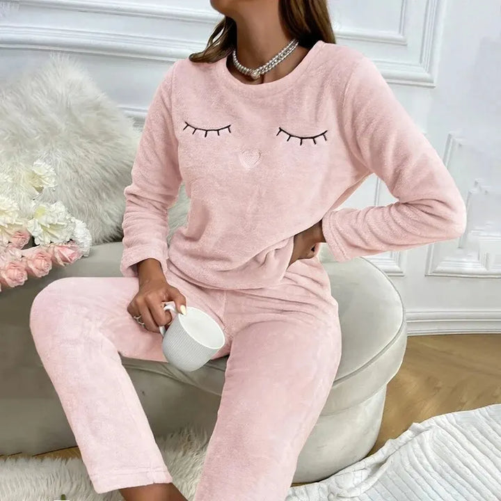 Gezellige grijze dames pyjamaset van polyester, perfect voor winterse warmte en comfort thuis.