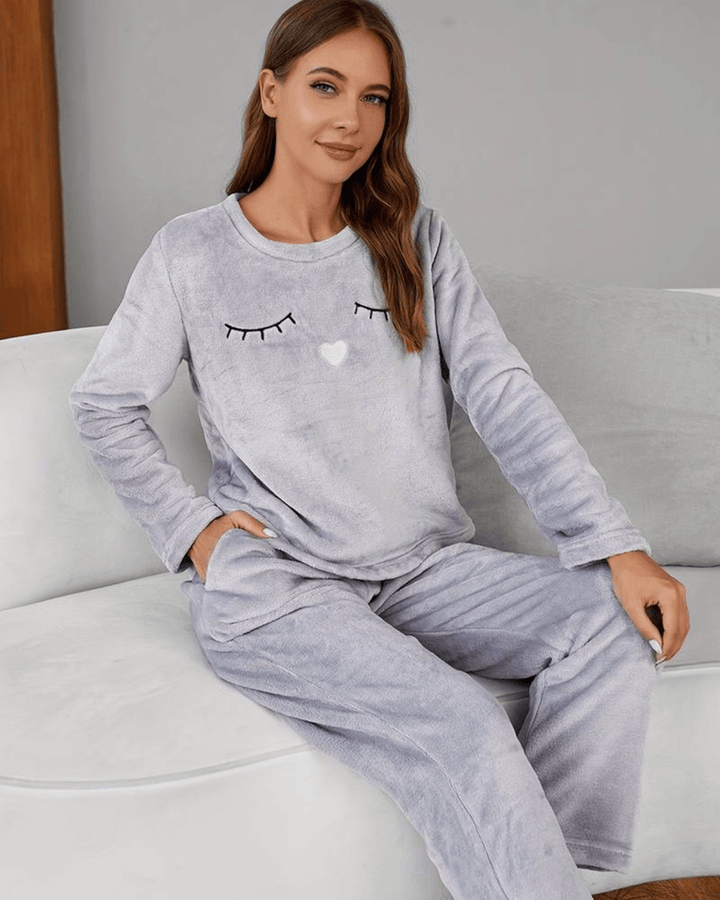 Warme roze dames pyjamaset voor de winter, gemaakt van zacht polyester nachtkleding.