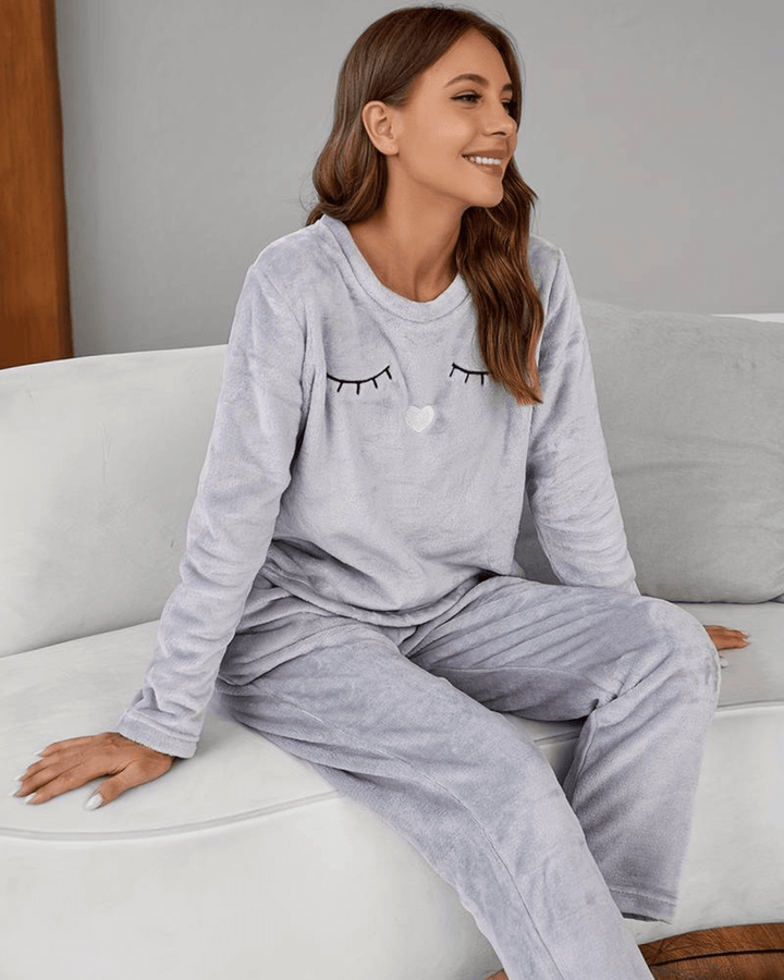 Dikke winter pyjamaset voor dames, grijs en comfortabel, perfect als loungewear.
