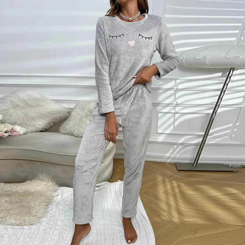 Comfortabele grijze dames loungewear pyjamaset, dik en warm voor koude winteravonden.