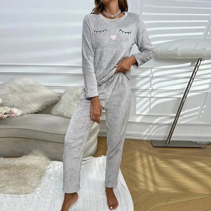 Comfortabele grijze dames loungewear pyjamaset, dik en warm voor koude winteravonden.