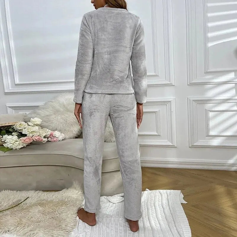 Roze winterse dames pyjamaset, zacht en warm polyester nachtkleding voor thuis.