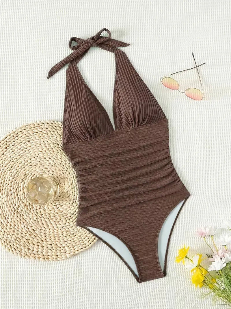 Donkerbruin dames halter badpak met trendy ribstof en diepe V-hals. Comfortabele slim fit zwemkleding.