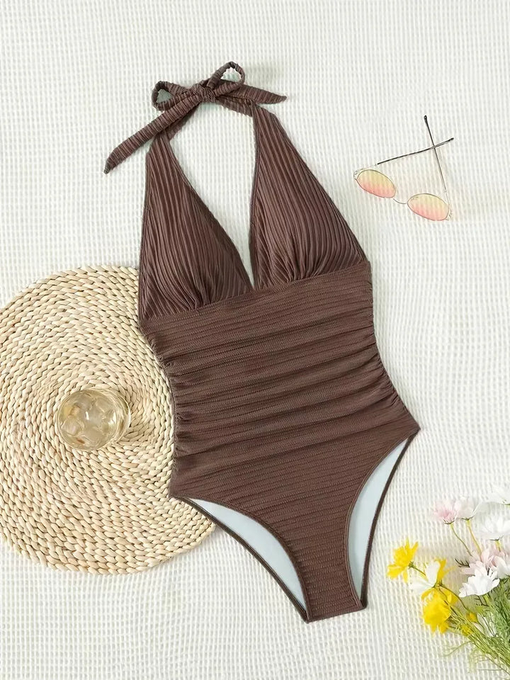 Donkerbruin dames halter badpak met trendy ribstof en diepe V-hals. Comfortabele slim fit zwemkleding.