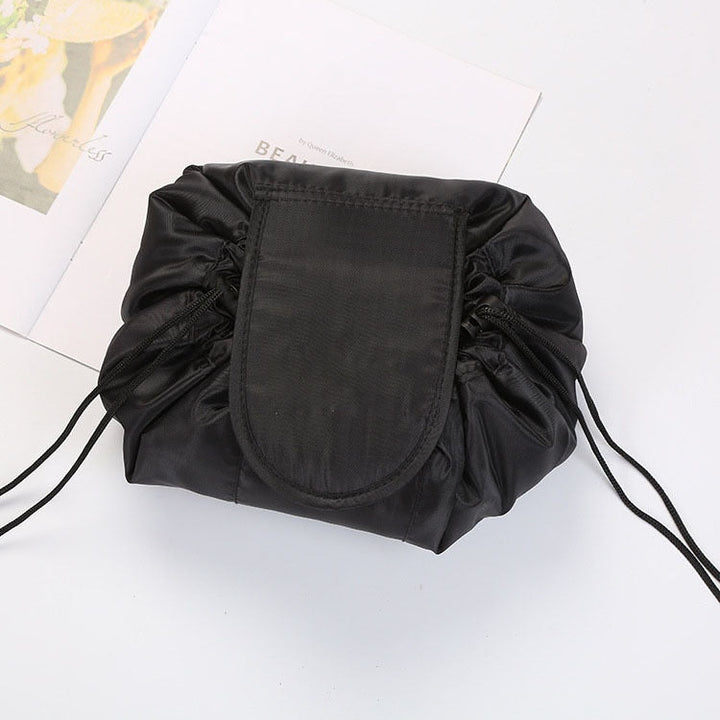 Essentiële dames reis tas met trekkoord voor make-up en toiletartikelen. Waterdichte opvouwbare beauty organizer.