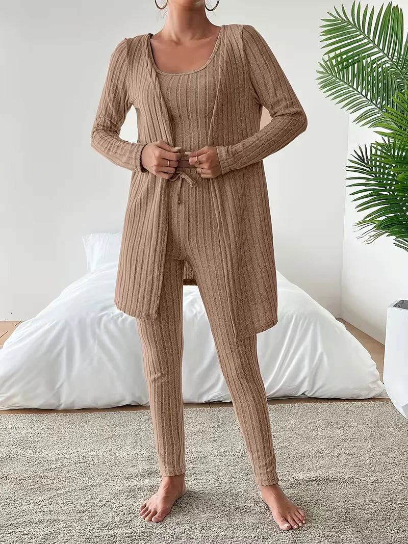 Comfortabele complete outfit: driedelige dames set met cardigan, crop top en slimfit broek. Casual stijl.