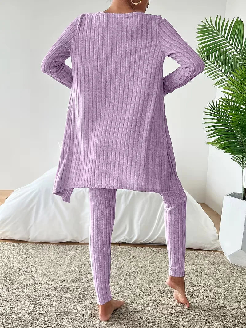 Trendy driedelige dames set met lange cardigan, crop top en slimfit broek. Perfect voor dagelijks comfort.