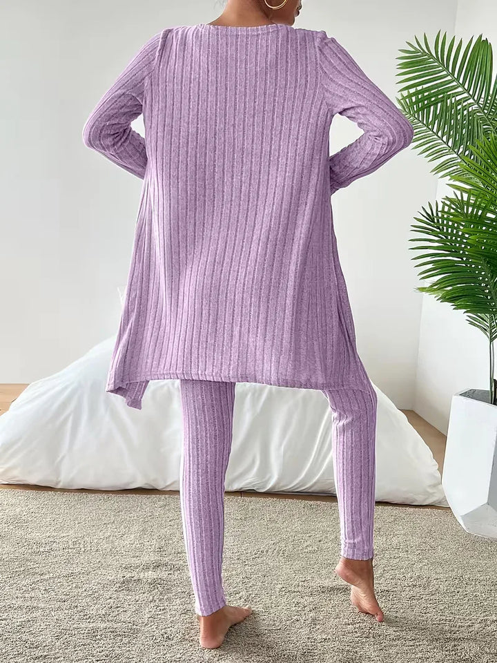 Trendy driedelige dames set met lange cardigan, crop top en slimfit broek. Perfect voor dagelijks comfort.