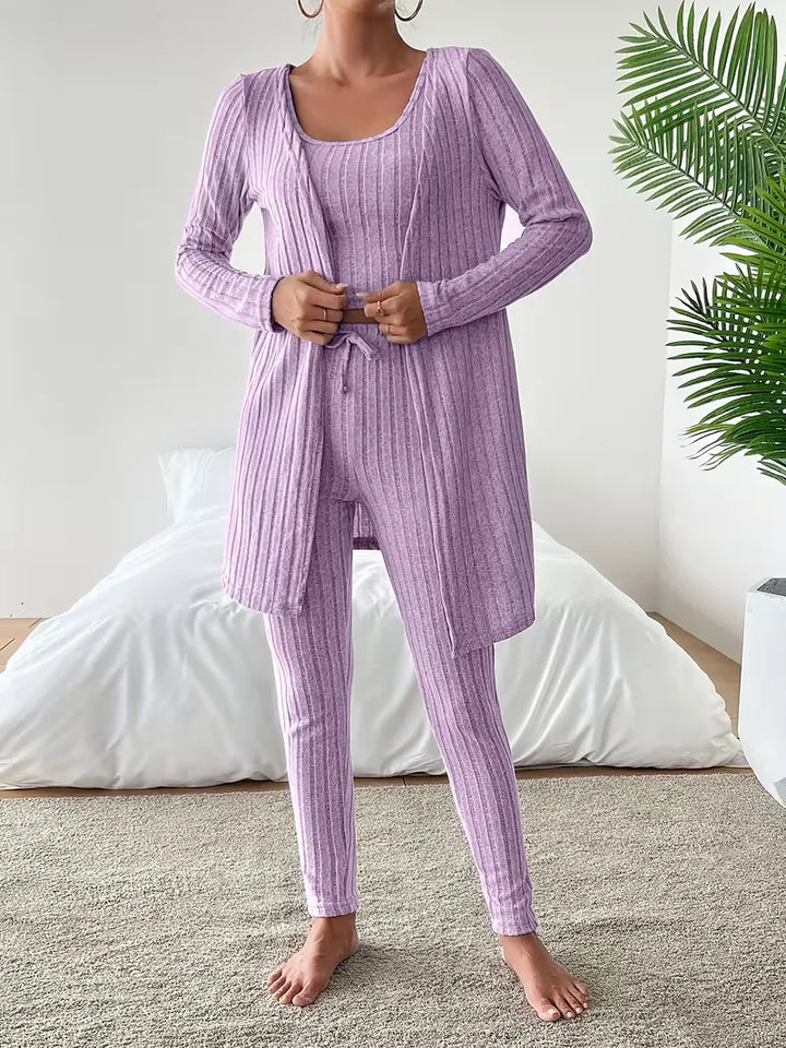 Driedelige dames set, ideaal voor loungen. Omvat cardigan, crop top en slimfit broek voor complete look.
