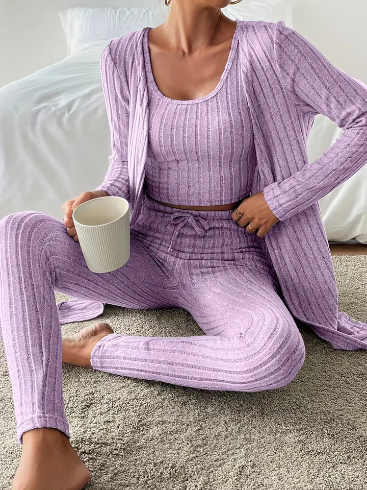 Casual chic dames set: driedelig, met een comfy cardigan, modieuze crop top en slimfit broek. Veelzijdig.