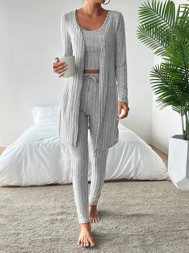 Stijlvolle winterse driedelige dames set: cardigan, crop top, slimfit broek. Houd je warm en modieus.