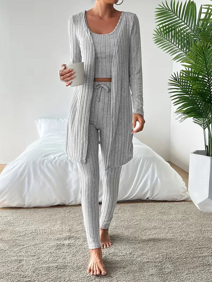 Stijlvolle winterse driedelige dames set: cardigan, crop top, slimfit broek. Houd je warm en modieus.