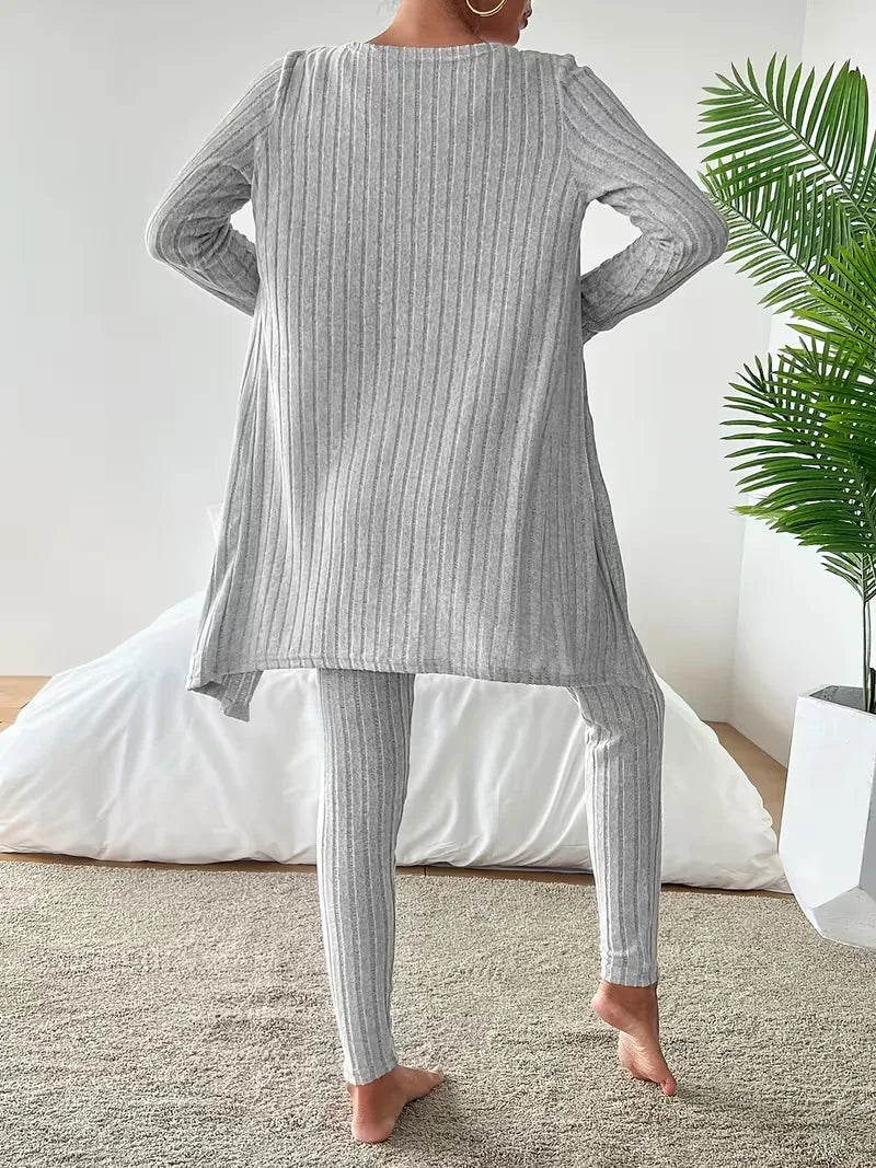 Modieuze driedelige loungewear set dames met cardigan, crop top en slimfit broek voor een complete look.