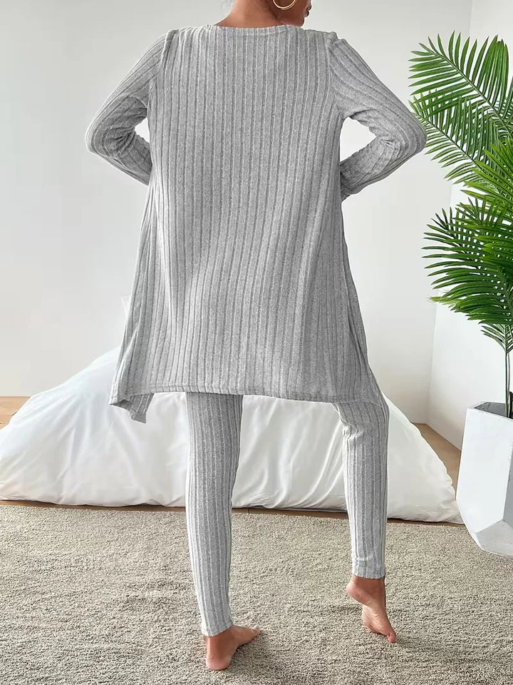 Modieuze driedelige loungewear set dames met cardigan, crop top en slimfit broek voor een complete look.
