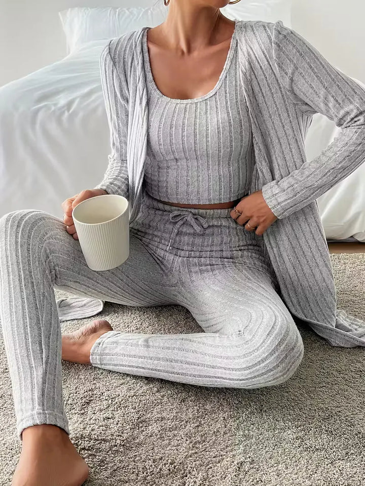 Comfortabele driedelige set dames, bestaande uit cardigan, crop top en slimfit broek. Geschikt voor thuis.