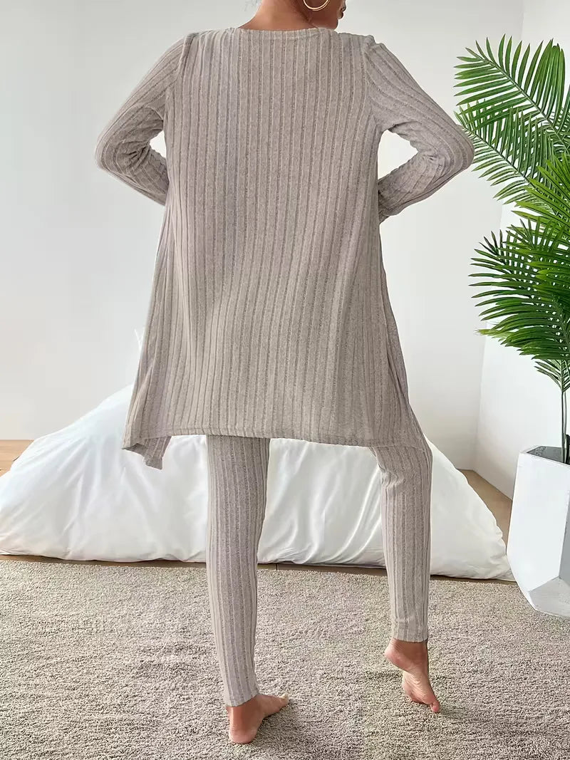 Stijlvolle dames casual set, driedelig, met lange cardigan, trendy crop top en passende slimfit broek.