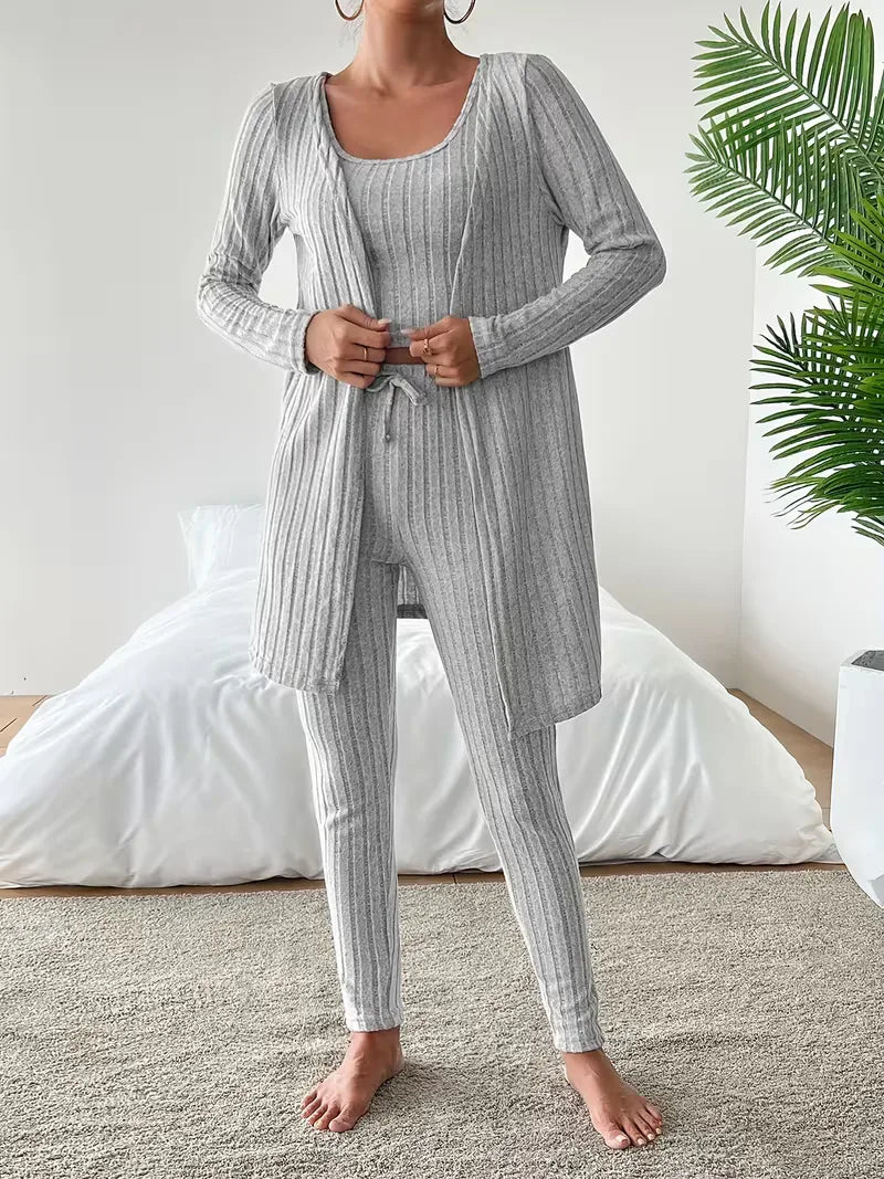 Dames driedelige set: cardigan, crop top en slimfit broek. Ideaal voor casual momenten en ontspanning.