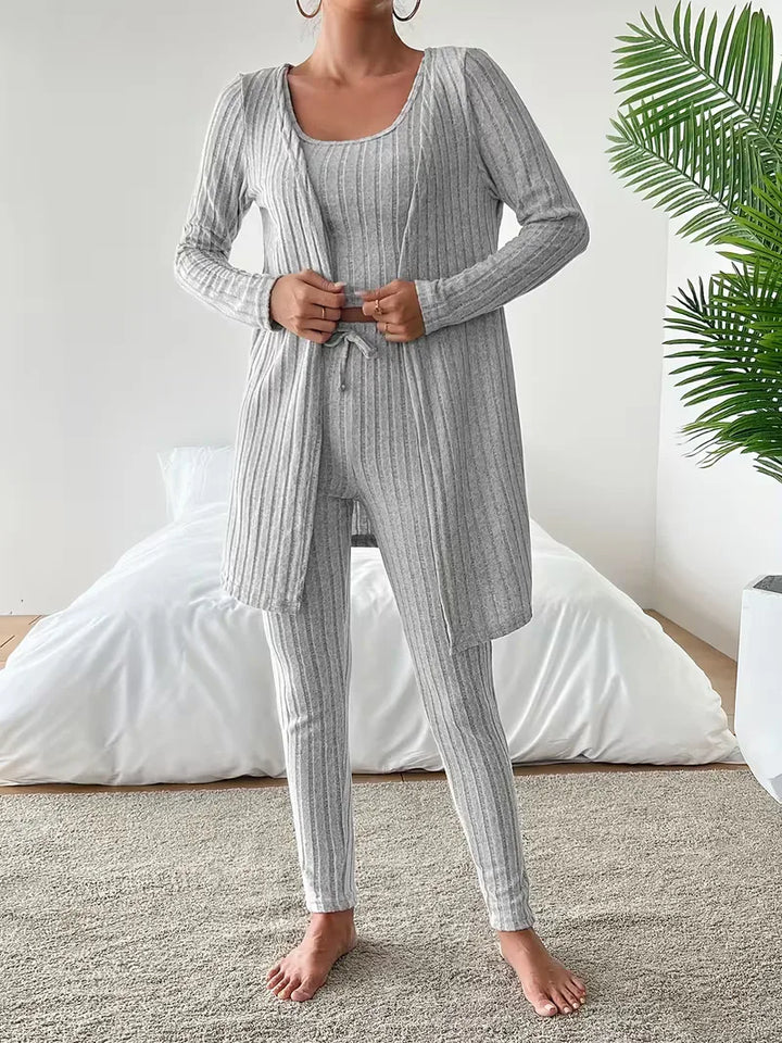 Dames driedelige set: cardigan, crop top en slimfit broek. Ideaal voor casual momenten en ontspanning.
