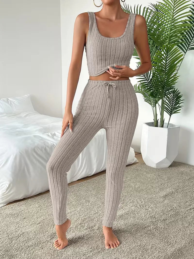 Complete modieuze outfit: driedelige dames loungewear set met cardigan, crop top en elegante slimfit broek.