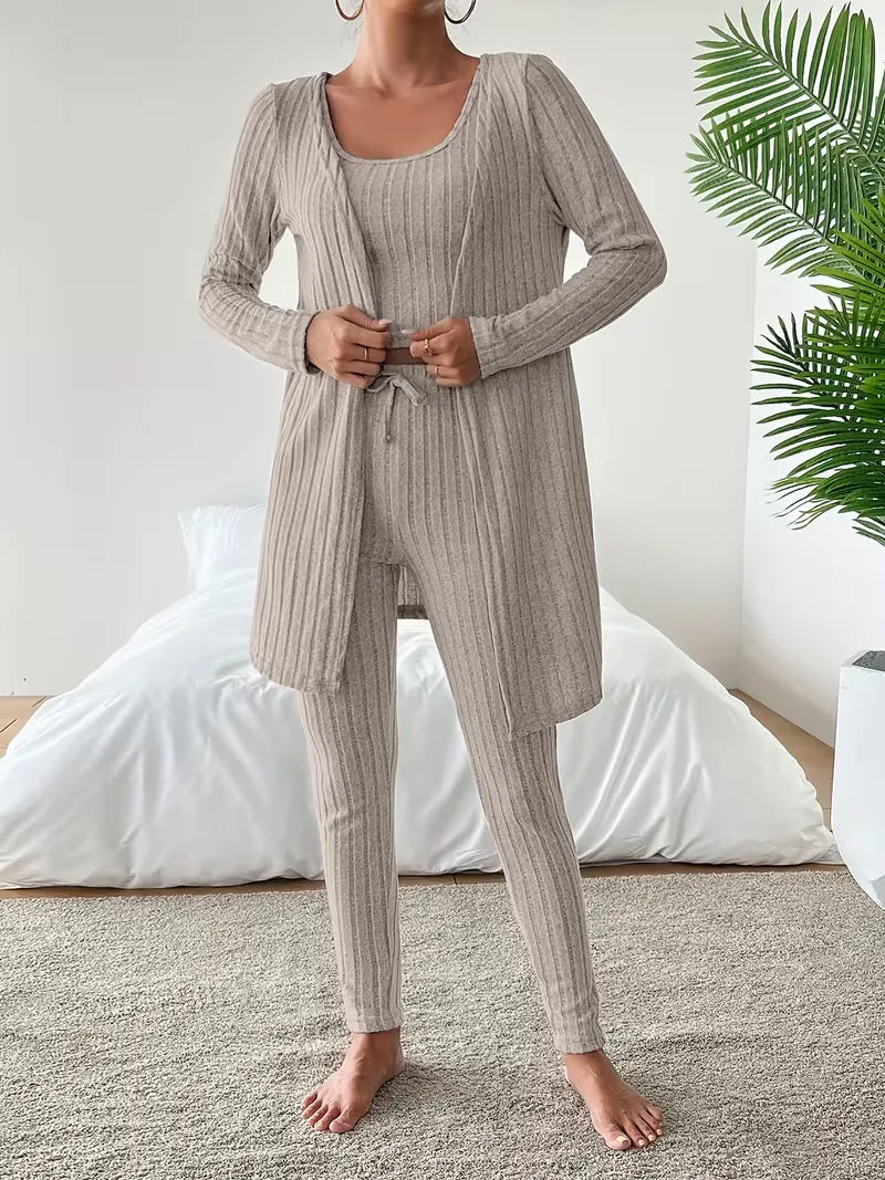 Comfortabele herfst/winter dameskleding: driedelige set met zachte cardigan, crop top en slimfit broek.
