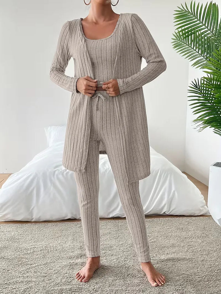 Comfortabele herfst/winter dameskleding: driedelige set met zachte cardigan, crop top en slimfit broek.