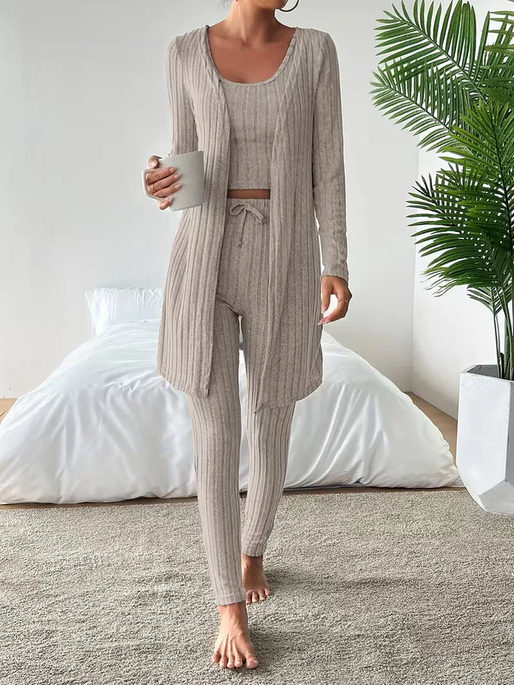 Vrijetijdskleding dames: driedelige set inclusief cardigan, crop top en slimfit broek. Ideaal voor ontspanning.
