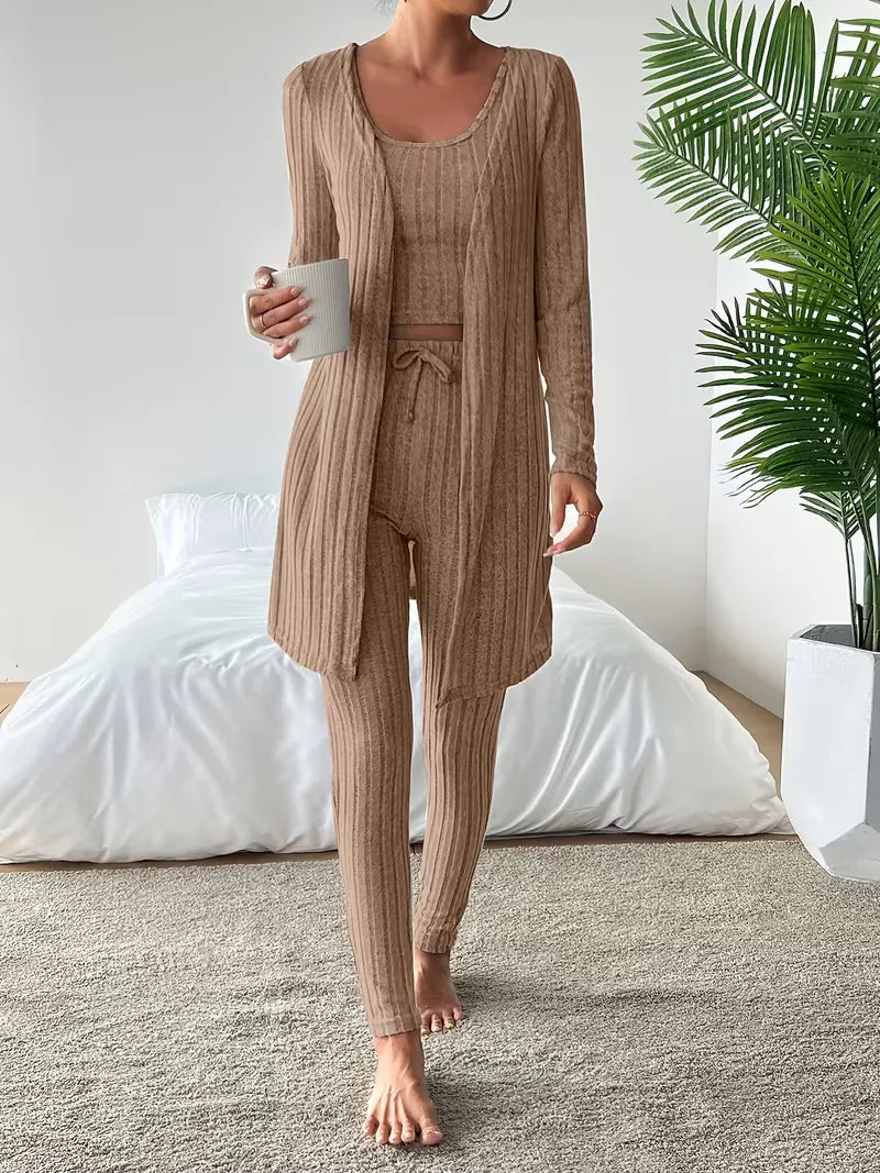 Modieuze driedelige dames set met comfortabele cardigan, korte top en aansluitende broek. Herfstmode.