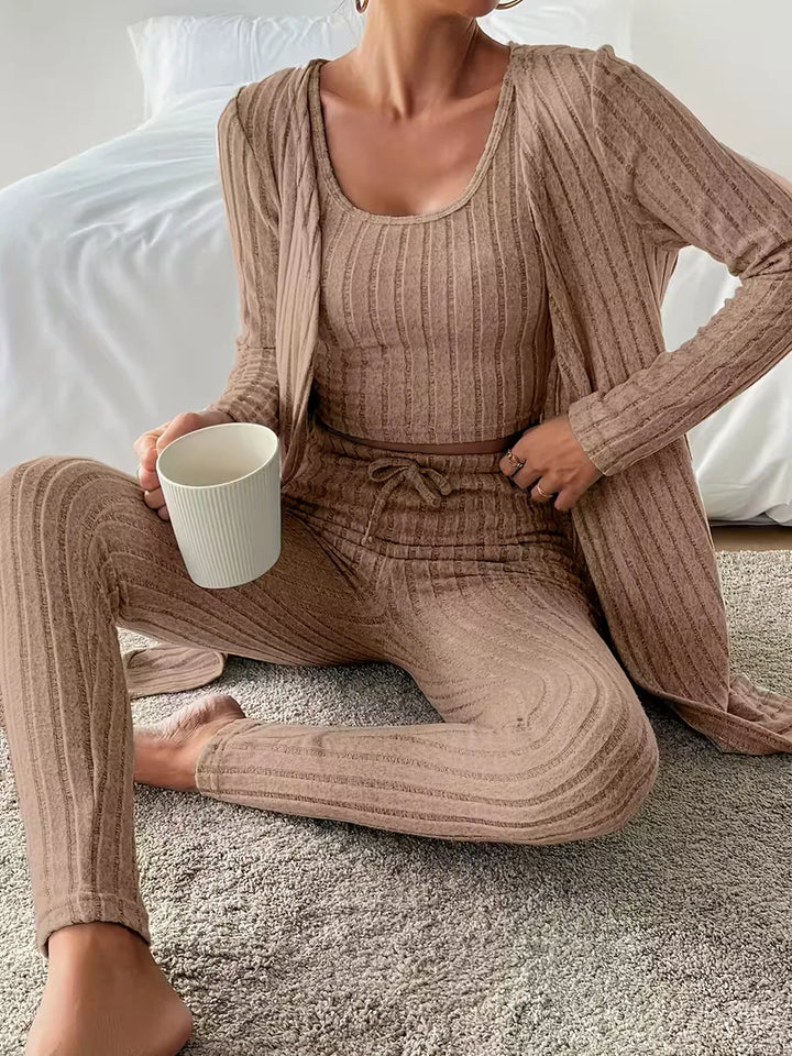 Elegante driedelige dames loungewear set, perfect voor comfort thuis. Cardigan, crop top, slimfit broek.
