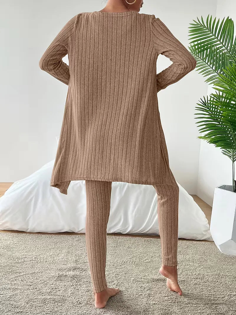 Warme wintermode dames: driedelige set met cardigan, crop top en slimfit broek. Comfortabel en stijlvol.