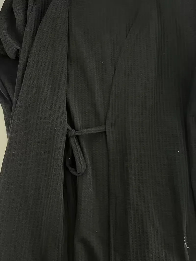 Detailopname van het vest van de driedelige dames loungewear set met wafelstructuur.