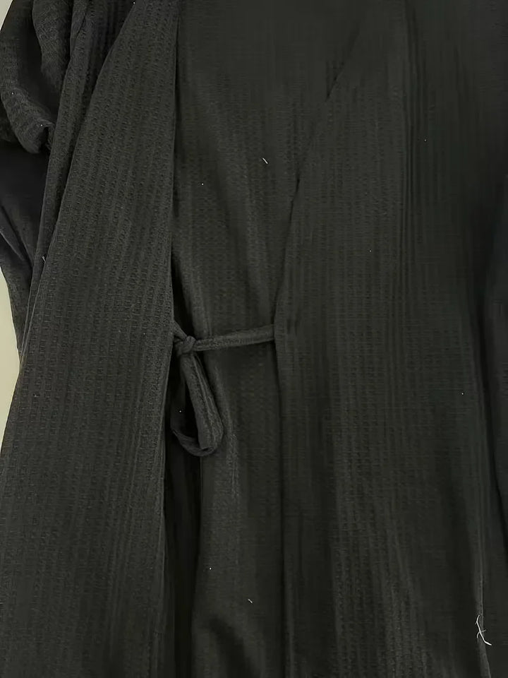 Detailopname van het vest van de driedelige dames loungewear set met wafelstructuur.