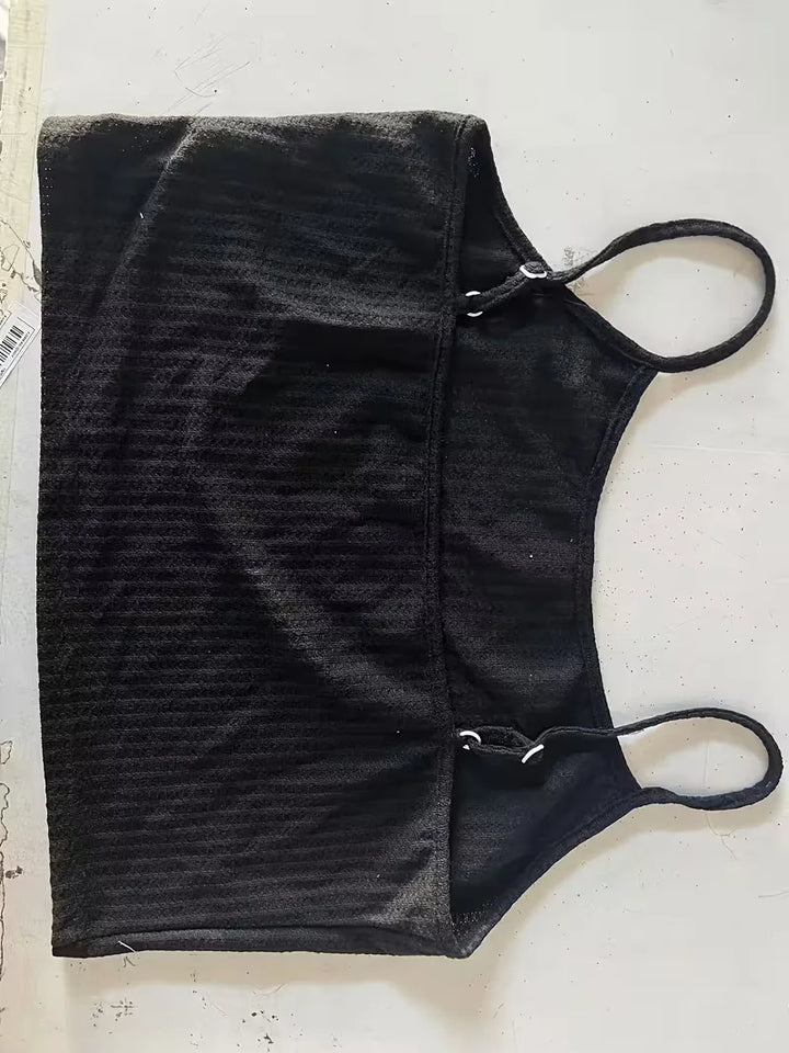 Model draagt een grijze driedelige dames loungewear set met zachte wafelstof.