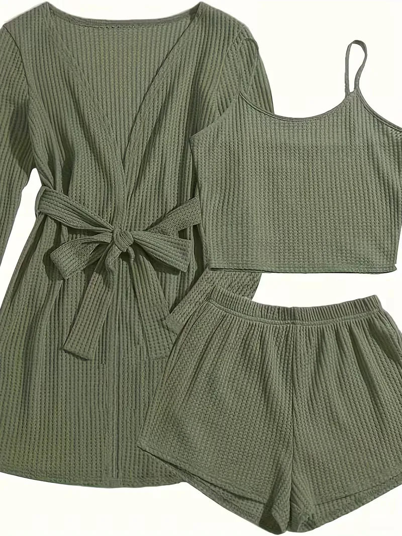 Comfortabele dames homewear set met zachte wafelstof, bestaande uit vest, top en shorts.