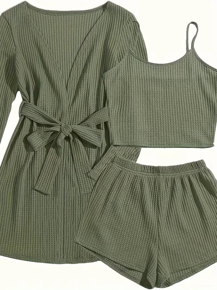 Comfortabele dames homewear set met zachte wafelstof, bestaande uit vest, top en shorts.