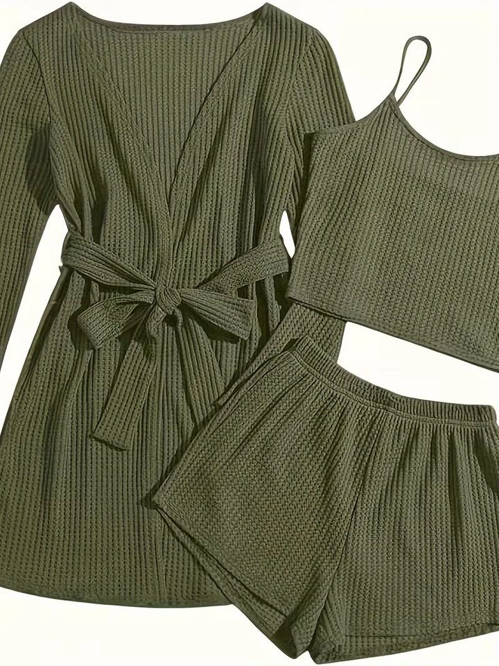 Stijlvolle driedelige dames zomerkleding set met wafelstructuur in een lichte kleur.