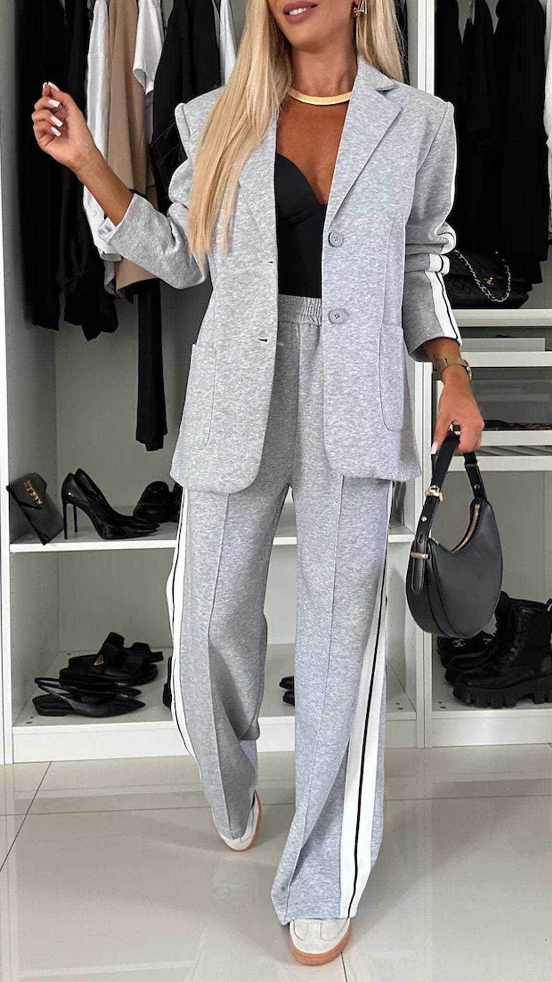 Effen kleur dames set voor de winter. Stijlvol gebreid, tweedelig en comfortabel. Ideaal voor koude dagen.