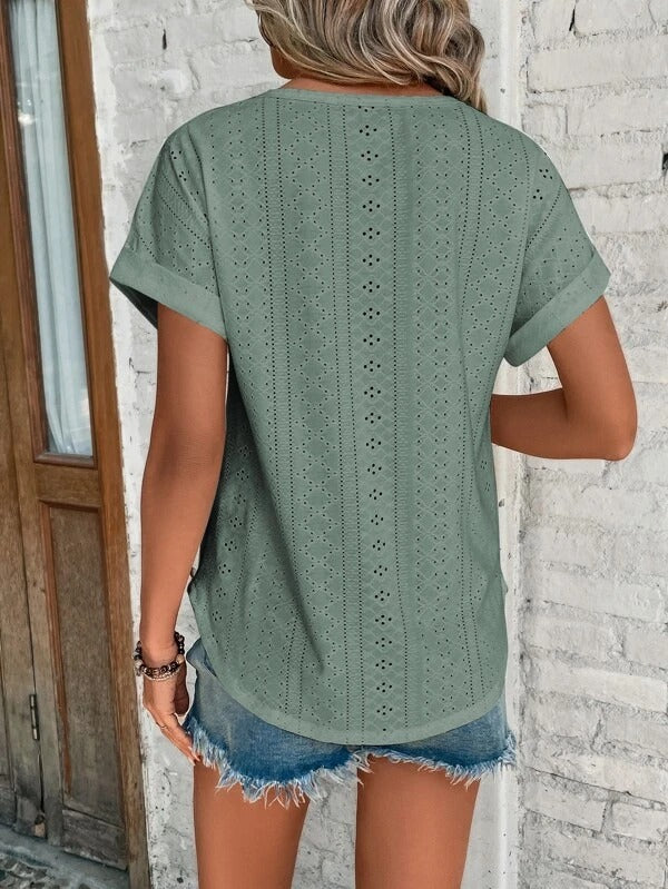 Dames elegant t-shirt met oogjes detail, perfect voor een casual chique zomerlook en comfortabele pasvorm.