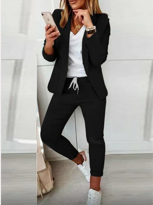 Tweedelige dames blazer en broek set, perfect voor een chique zakelijke outfit of als casual elegante kleding. Tijdloos design.