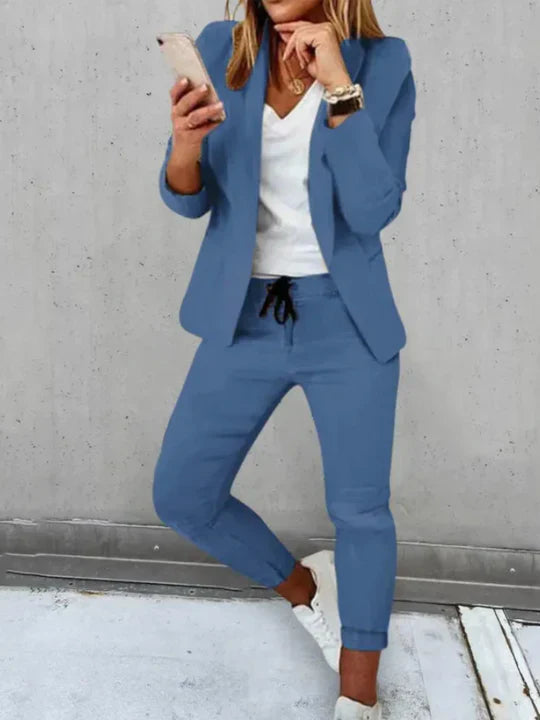 Dames pak met elegante blazer en bijpassende broek, voor een complete en verfijnde zakelijke of casual chic look.
