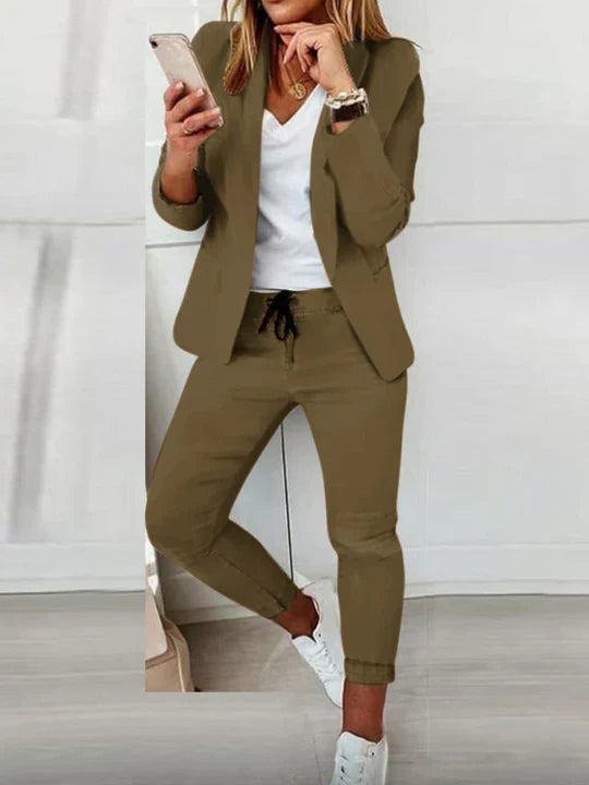 Comfortabele en modieuze dames blazer set. Deze elegante blazer en broek creëren een veelzijdige, stijlvolle outfit.