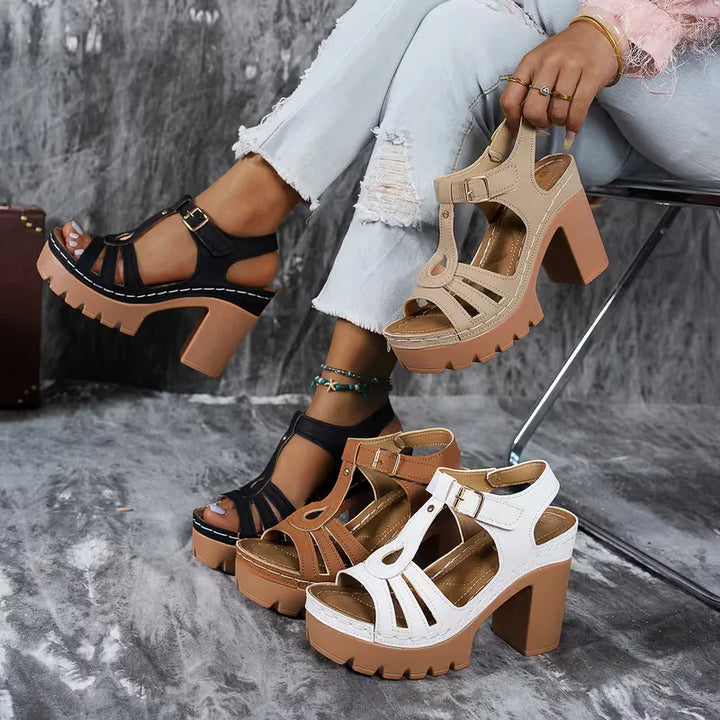 Trendy dames hak sandaal met een unieke T-band en comfortabele blokhak. Perfecte elegantehakken voor de zomer.