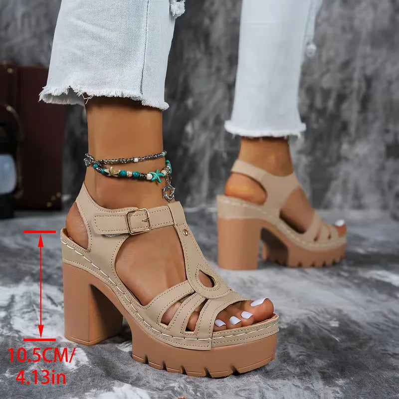 Stijlvolle dames sandaal met hak, een elegante T-band en stabiele blokhak. Ideaal voor casual en chic.