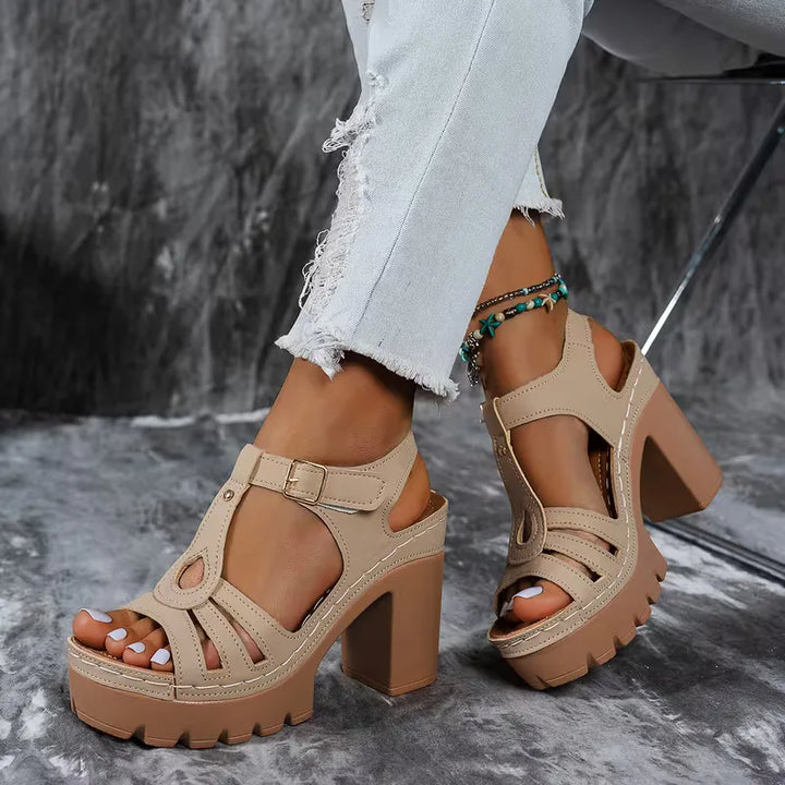 Bohemian dames hak sandaal met T-band. Deze comfortabele zomerschoenen met blokhak zijn perfect voor vakantie.