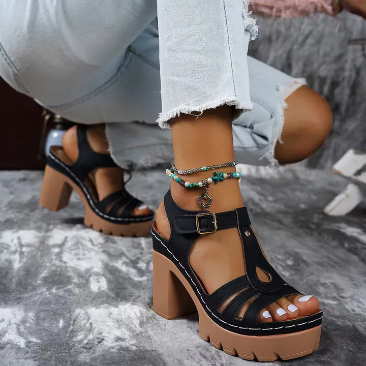 Luxe dames sandaal met hak, voorzien van een chique T-band en trendy blokhak. Elegantie en comfort gecombineerd.