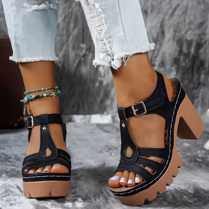 Elegante dames hak sandaal met subtiele T-band en modieuze blokhak. Comfortabele zomerschoenen voor elke dame.