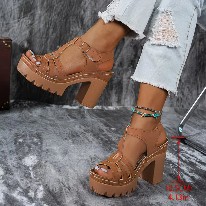 Chique dames sandaal met elegante T-band en stevige blokhak. Deze comfortabele hakken zijn perfect voor de zomer.