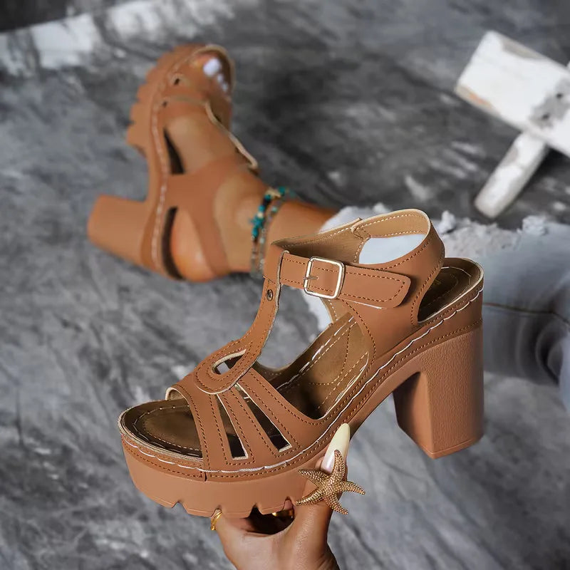 Veelzijdige dames hak sandaal met T-band. De comfortabele blokhak maakt deze zomerschoenen ideaal voor elke setting.